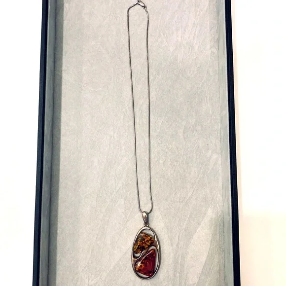 Amber pendant necklace - Picture 3 of 10